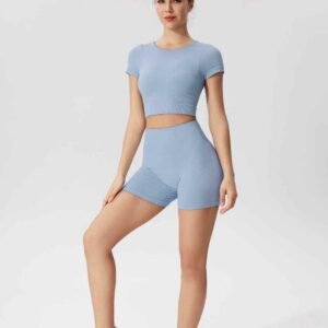 Quần short thể thao màu xanh dành cho nữ khi tập luyện